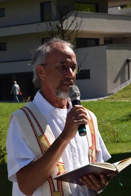 Pfarrer Alois Jung gab im Anschluss seinen Segen für die Bewohnerinnen und Bewohner der neuen Wohnanlage. | Foto: NHT/Vandory/Kendlbacher