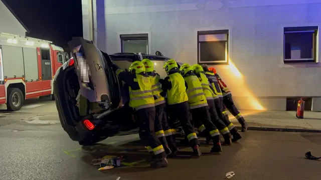 Die Feuerwehr Krems/Donau rückte nach dem Unfall mit mehreren Fahrzeugen aus. | Foto: Doku NÖ