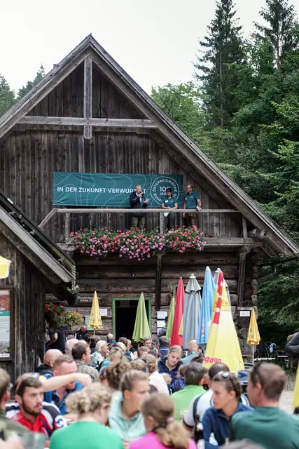 Bundesforste-Vorstand Georg Schöppl begrüßte gemeinsam mit Karin Haselsteiner (Forstbetrieb Steyrtal) und Hans Kammleitner (Nationalparkbetrieb Kalkalpen) die zahlreichen Besucher. | Foto: ÖBf