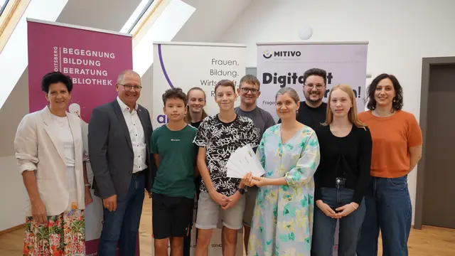 Akzente-Geschäftsführerin Astrid Kniendl (l.), Bürgermeister Bernd Osprian (2.v.l.), Eva Gföller (4.v.r.) und Stefanie Herzog (r.) vom Logo Jugendmanagement mit den teilnehmenden Jugendlichen. | Foto: MeinBezirk/Justin Schrapf