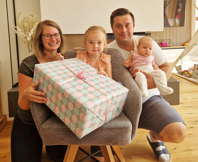 Kerstin Jetschko, Schwester Lena und Manuel Koll mit der kleinen Leonie | Foto: Marktgemeinde Karlstein