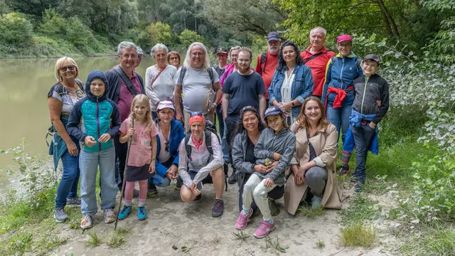 Teilnehmerinnen und Teilnehmer der Kräuterwanderung entdeckten mit Gemeinderätin Kathrin Kaindl die Natur vor der Haustür. | Foto: NEOS