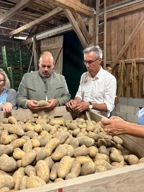 Markus Mayer &amp; Bauernbund-Präsident Georg Strasser am Hof. | Foto: Bauernbund
