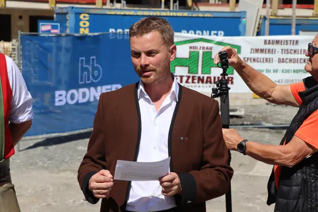 Auch der Kirchplatz soll sich im neuen Areal widerspiegeln und so zu einem gemeinsamen Dorfzentrum werden, sagt Bürgermeister Hannes Eder beim Spatenstich. | Foto: Christiane Nimpf