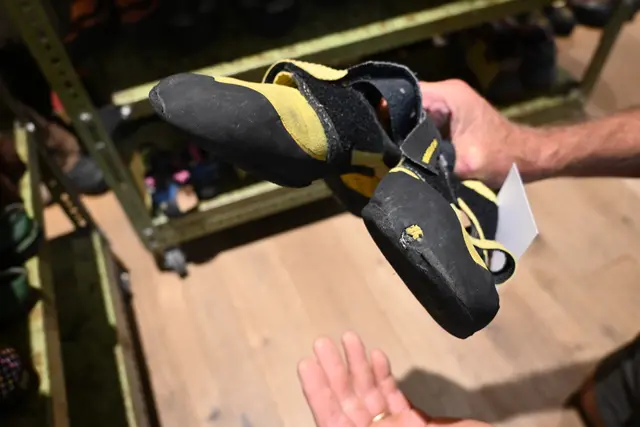 "Dieser Schuh ist im Grunde klinisch tot", erklärt Staudinger. | Foto: Königer