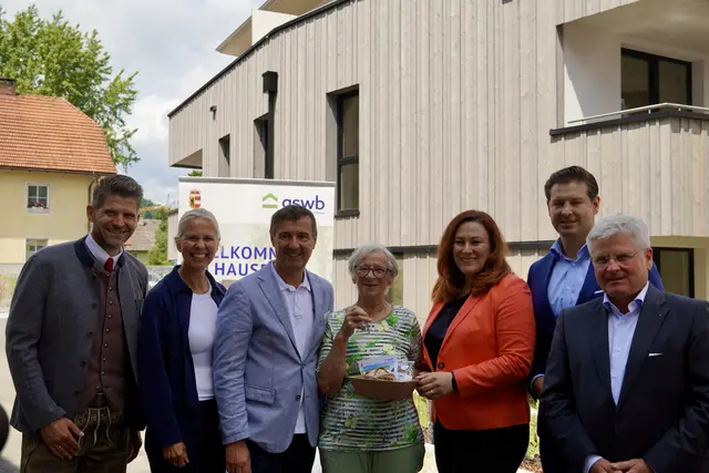 Verantwortliche für das Bauprojekt in Grödig mit einer Bewohnerin.