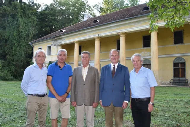 2018 war der Vorstand des Kastellvereins erleichtert, mit Sigurd Hochfellner (2. von rechts) einen neuen Besitzer für das denkmalgeschützte Gebäude gefunden zu haben.