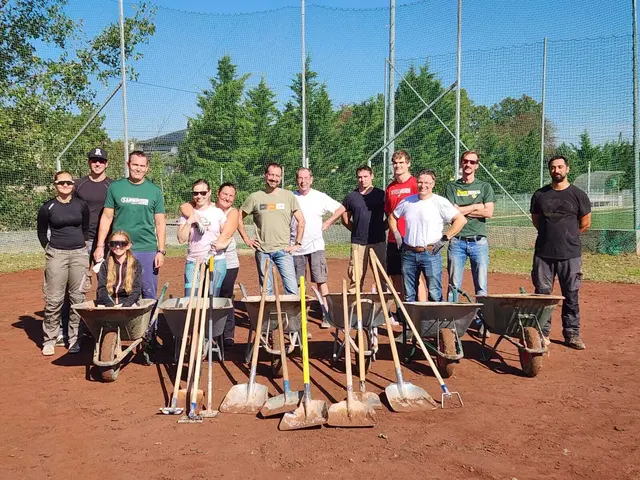 Arbeiten am Kinderfeld nach dem Hochwasser 2024: Gruppenfoto | Foto: Grasshoppers