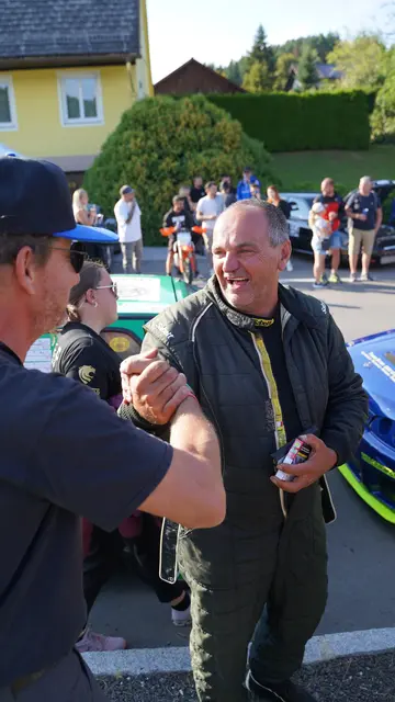 Werner Jud war zufrieden mit dem Ergebnis, Fans gratulieren. | Foto: Jud Motorsport