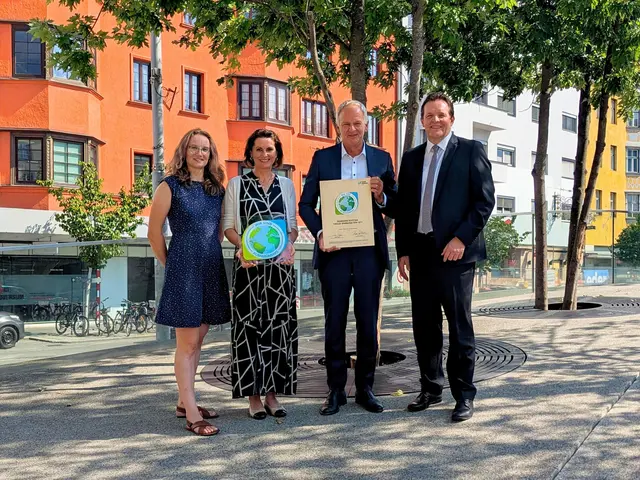Aufnahme als neues Mitglied beim Klimabündnis Tirol: v.l. Johanna Nagiller (Klimabündnis Tirol), Daniela Schwaiger (Nachhaltigkeitsbeauftragte Sparkasse Kufstein), Vorstandsvorsitzender Klaus Felderer (Sparkasse Kufstein) und Klimabündnis-Obmann LR René Zumtobel | Foto: Klimabündnis Tirol