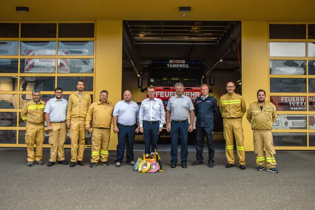 Im Rahmen einer vom Landesfeuerwehrverband Salzburg/Bezirk Lungau organisierten und koordinierten Beschaffungsaktion wurden neue Hebekissen-Sets angeschafft. Die offizielle Übergabe fand am 14. August 2025 durch Bezirksfeuerwehrkommandant Hannes Pfeifenberger (6. v. li.) sowie die beiden Abschnittsfeuerwehrkommandanten, Harald Graggaber (4. v. re.) und Volker Mörtel (5. v. li.), statt. | Foto: Feuerwehrbezirk Lungau/Thomas Keidel