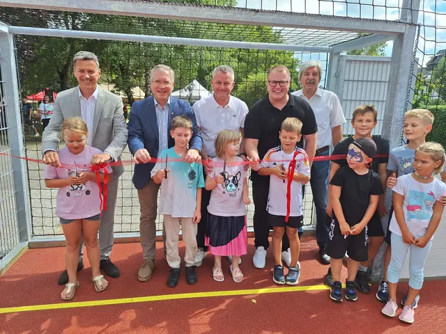 Landesrat Daniel Fellner, Bürgermeister Martin Kulmer, Landtagsabgeordneter Günter Leikam, Gemeinderat Harald Gradischnig, Stadtrat Manfred Kerschbaumer mit den Kindern bei der Eröffnung. | Foto: Stadt St. Veit