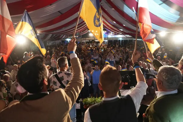 Singen und Fahnen schwenken | Foto: FPÖ