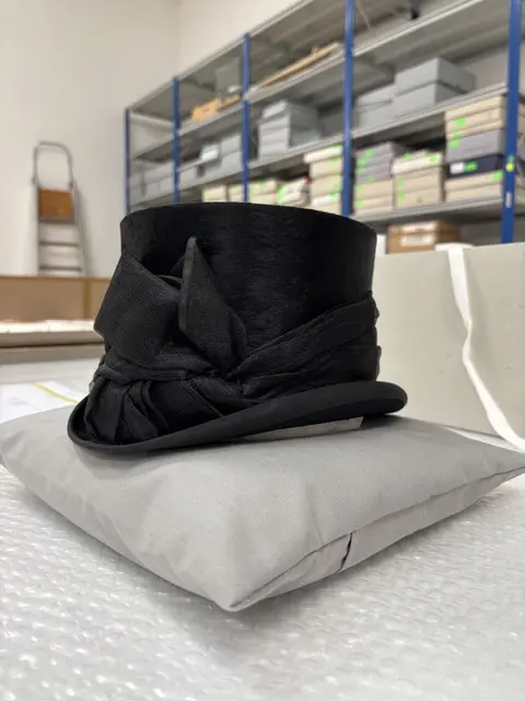 Et voilà: der Reiterhut von Kaiserin Elisabeth | Foto: Lauren Fahrenberger / MeinBezirk