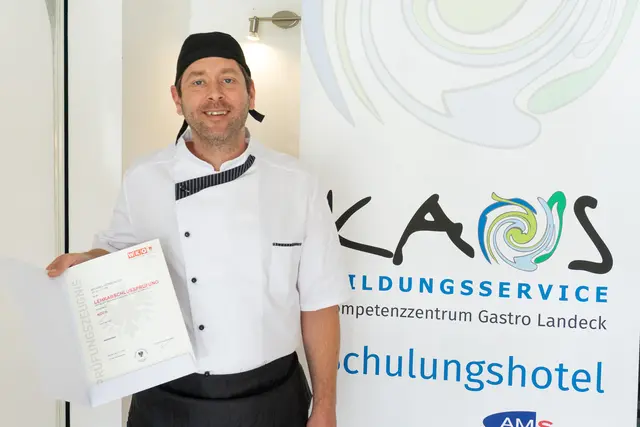 Stolz präsentiert Michael Hörburger sein Lehrabschlusszeugnis. | Foto: Milda Zukaité