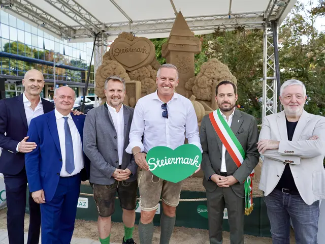 Grünes Herz in "Bella Italia": Alessandro Perazzolo (Kommunalpolitiker), Luca Zanotto (Präs. Hoteliersvereinigung AJA Jesolo), Michael Feiertag (GF STG), Landeshauptmann Mario Kunasek, Christofer De Zotti (Bürgermeister Jesolo), Angelo Faloppa (Hoteliersvereinigung) vor der Steiermark-Sandskulptur beim Auftakt der Steiermark-Kampagne in Jesolo | Foto: Markus Tischhart