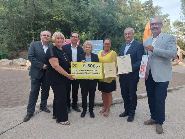 Obmann der Handelsagenten Mauritz Grossinger, Vizepräsident Christian Moser, FIW-Bezirksvorsitzende Sabine Danzinger, Preisträgerin Maria Mayer, Bezirksstellenobmann Andreas Minnich, RAIKA-Geschäftsstellenleiterin Ursula Paul und Bezirkshauptmann Andreas Strobl | Foto: Maria Aigner-Aichinger