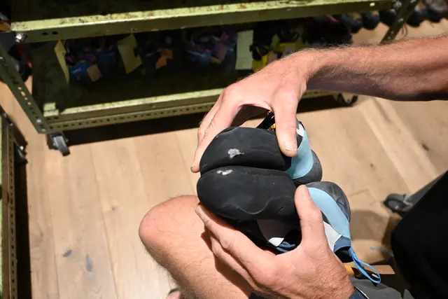 Schuhe, die zum ersten Mal besohlt werden, allerdings fast schon Löcher in der Kappe haben, kommen leider immer häufiger vor. | Foto: Königer