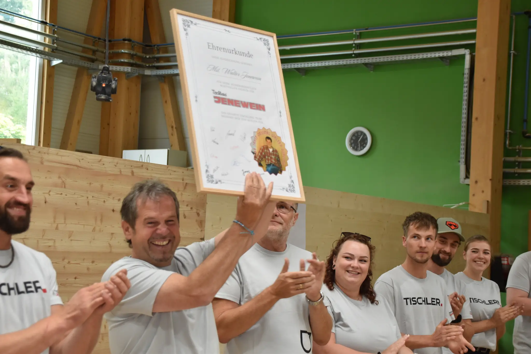 Feierliche-Betriebs-bergabe-in-der-Tischlerei-Jenewein