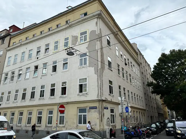 Die Fassade am Reumannplatz 2 hat die besten Jahre hinter sich. Das Gebäude wird dem Verfall überlassen. | Foto: Luca Arztmann/MeinBezirk