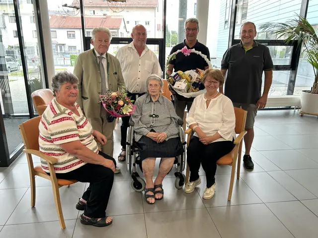 Karoline Gaisbauer mit den Gratulanten. | Foto: Gemeinde Kirchheim