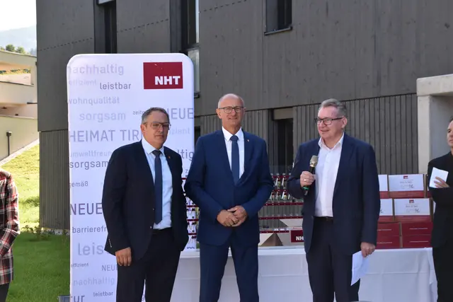 Bgm. Peter Schwemberger, LH Anton Mattle und der technische NHT-Geschäftsführer Johannes Tratter bei der Schlüsselübergabe. | Foto: NHT/Vandory/Kendlbacher