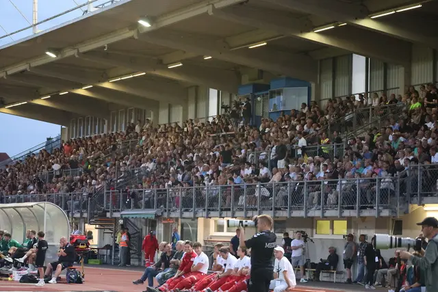 Eine volle Tribüne im Klaus-Roitinger-Stadion. Die rund 5.000 Fans bekamen Spannung bis zur letzten Minute zu sehen.  | Foto: Reinhard Schröckelsberger/SV Ried
