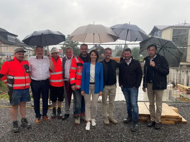 David Eppenschwandtner (v.l., Strabag), Ing. Günther Quehenberger (Amtsleiter Abtenau), Christian Hitzenbichler (Strabag), 2. VBgm. Wolfgang Buchegger, Ljubisa Crnogorcevic (Strabag), Landeshauptfrau Mag. Karoline Edtstadler, Architekt Christian Struber, Christoph Riedl (Architekturbüro Struber) und Bürgermeister Hans Schnitzhofer | Foto: Land Salzburg