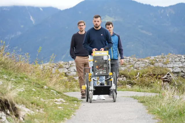 Der Messrollstuhl zeichnet zentrale physikalische Daten wie Neigung, Distanz, GPS- und Höhendaten, Geschwindigkeit oder Wegbeschaffenheit auf. | Foto: Land Tirol/Brandhuber