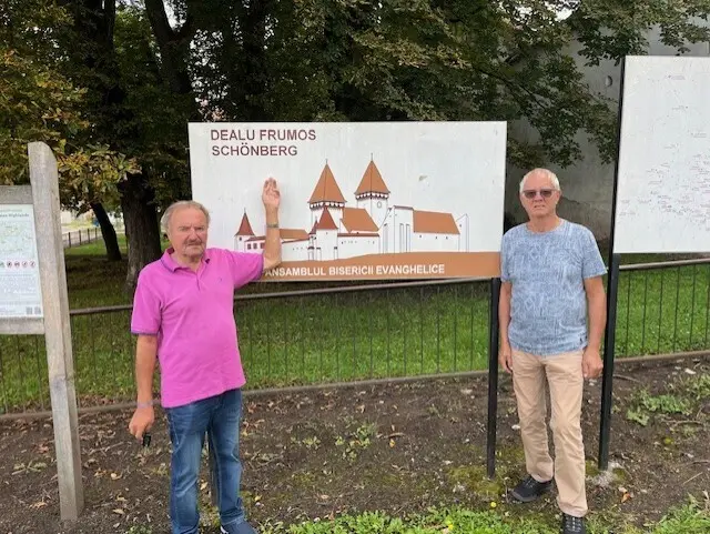 Johann Rädler und Alois Hahn reisten gemeinsam nach Schönberg, um zu sehen, was in den vergangenen Jahren so passiert ist. | Foto: Gemeinde Bad Erlach