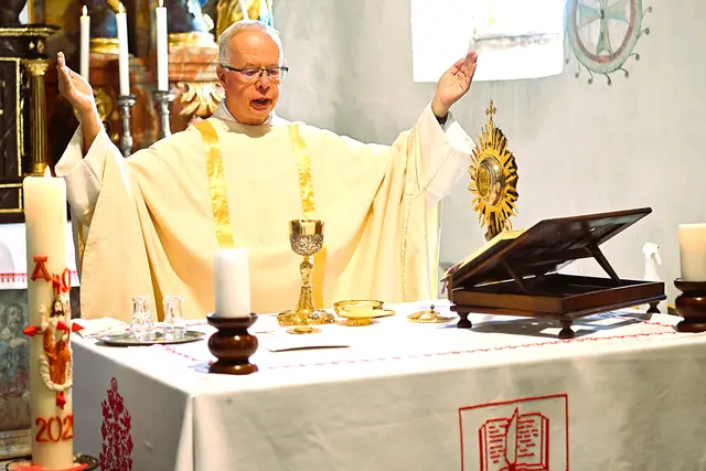 Priester Robert Katnik zelebrierte die heilige Messe | Foto: Josef Bodner