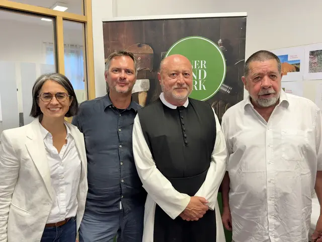 Der scheidende und neue Obmann Bernhard Klusemann und Pater Martin Höfler (Bildmitte) mit den Vorstandsmitgliedern Isolde Seirer-Melinz und Peter Meder | Foto: privat