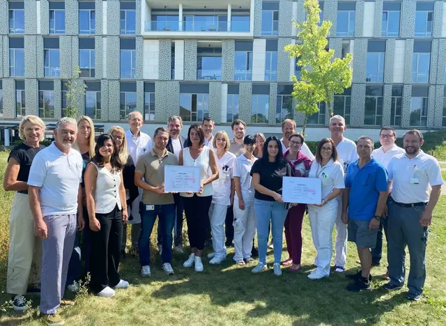 Freude über die Auszeichnung: Herbert Bauer, Rükiye Bal, Gerlinde Holzbauer, Edin Kadric, Pflegedirektorin Maria Aichinger, Birgit Seidl, Angelika Behm-
Maleschitz, Daniela Lexl, Barbara Rupprecht, Elisabeth Trettler-Arnold, Klaus Seistock, Helmut Eichberger, Andrea Eresheim, Karin Stief, ärztlicher Direktor Martin Uffmann, kaufmännischer Direktor Johann Ungersböck, Martin Brix, Thomas Seidl, Daniela Edlinger, Gernot Gutschelhofer, Thomas Schlager und UK NeunkirchenAlexander Rossegger. | Foto: UK Neunkirchen