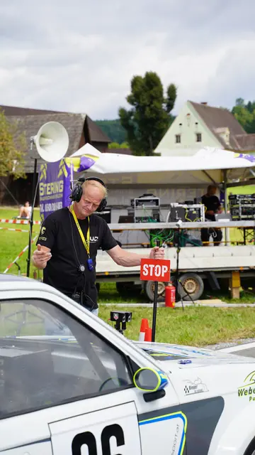 Franz stellte die korrekte Positionierung der Rennfahrzeuge an der Startlinie sicher. | Foto: Jud Motorsport