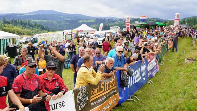 Bereits während der Trainingsläufe füllte sich der Zuseher:innen-Bereich am Start mit zahlreichen Fans. | Foto: Jud Motorsport