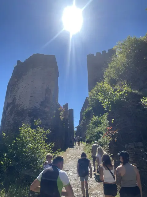 Ein Besuch auf Burg Hardegg bleibt in Erinnerung – und auf vielen Urlaubsfotos festgehalten. | Foto: Alexandra Goll