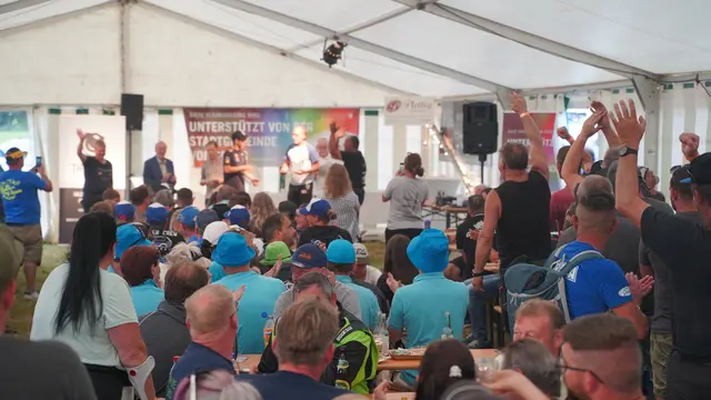 Bei der Siegerehrung jubelten die Fahrerkolleginnen und -kollegen und Fans den Gewinnerinnen und Gewinnern zu. | Foto: Jud Motorsport