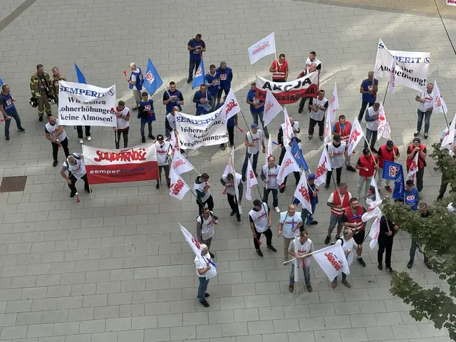 "Wir wollen Lohnerhöhungen, keine Almosen!", "Keine Ausbeutung" und "Akcja Protestacyjna" (z. Dt. "Protestaktion") steht auf den Protestbannern. | Foto: Antonio Šećerović/MeinBezirk