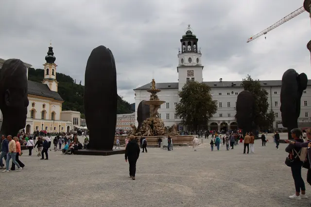 Die Kunstinstallation "Secret Garden" am Residenzplatz lockte seit Ende Juli die Menschen an. Nun wird sie wieder abgebaut und LH-Stv. Stefan Schnöll fordert Nachfolgeprojekte. | Foto: Wolfgang Schweighofer