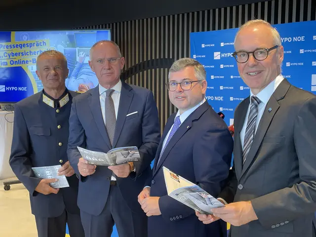 Cyberkriminalität nimmt immer weiter zu. Polizeichef Franz Popp, Innenminister Gerhard Karner, Landesrat Ludwig Schleritzko und HYPO NOE-Vorstand Wolfgang Viehauser berichten über Ermittlungserfolge, die aktuelle Statistik und geben Tipps für Cyber-Sicherheit. | Foto: Oswald Hicker