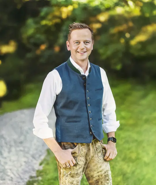 Der Ortschef von Saalbach Hinterglemm, Alois Hasenauer, traf sich mit der MeinBezirk-Redaktion im neugestalteten Montelino Familienpark in Hinterglemm zum Gespräch. | Foto: Gemeinde Saalbach Hinterglemm