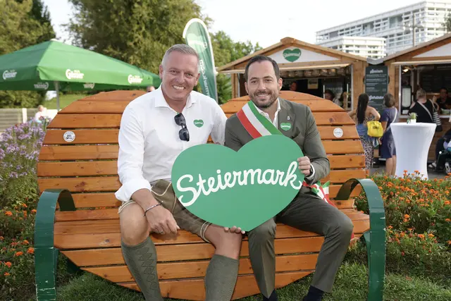 Das Steiermark-Herz zeigt ab sofort auch in Norditalien Präsenz: Landeshauptmann Mario Kunasek (l.) mit dem Bürgermeister von Jesolo Christofer De Zotti. | Foto: Markus Tischhart