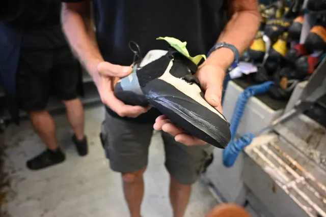 Ein fertig besohlter Schuh in der Werkstatt Staudingers. | Foto: Königer