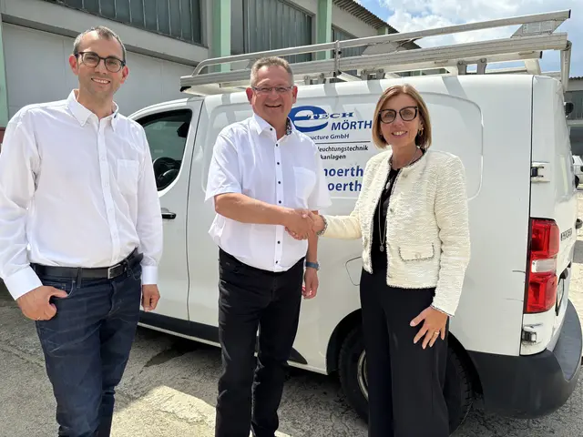 Das Traditionsunternehmen E-Tech Mörth bekommt einen Bürgermeister als Chef. Die Geschäftsführer Klaus Klenk und Sonja Mörth, die sich aus dem Geschäft zurückzieht und an Werner Charvat (Mitte) übergibt. | Foto: Victoria Edlinger