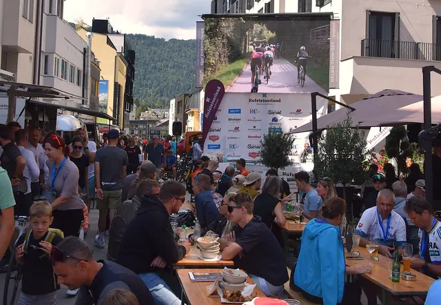 Reges Treiben der Teilnehmer und den Radsportfans in der Stadt am gesamten Radsport-Sonntag. | Foto: © Friedl Schwaighofer