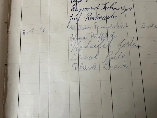 Im Kirchenbuch sind die Unterschriften von 1990 der damaligen Teilnehmer am Hilfszug aus Erlach noch heute zu finden. | Foto: Gemeinde Bad Erlach