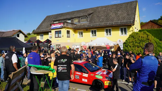Bei der Fahrerbesprechung begrüßte Veranstalter Werner Jud die Teilnehmenden und Rennleiter Jimmy Kahr gab ein Briefing für den sicheren Ablauf. | Foto: Jud Motorsport