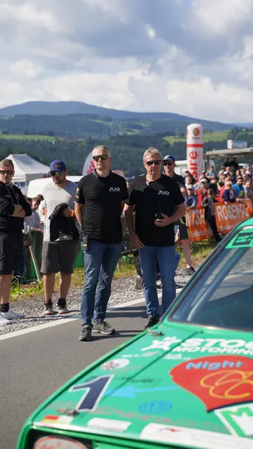 Das Rennleiter-Team Jimmy (rechts) und Sigi (links) sorgte für einen reibungslosen und sicheren Rennablauf. | Foto: Jud Motorsport