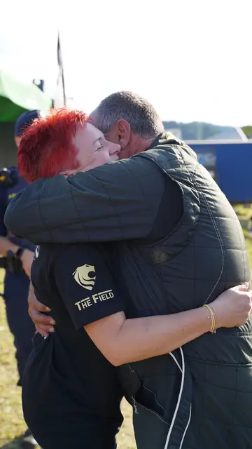 Werner Jud wurde von Lebensgefährtin Claudia Reicher voller Freude umarmt. | Foto: Jud Motorsport