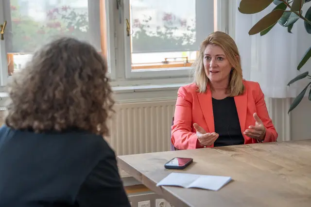 Vizebürgermeisterin und Bildungsstadträtin Bettina Emmerling (Neos) sieht das Deutschlernen als eine der größten Herausforderungen. | Foto: Valentina Marinelić/MeinBezirk